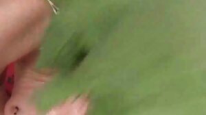 டானா டிஆர்மண்ட் ஒரு நீண்ட கறுப்புப் பாம்பை தன் கழுதையை மேலே தூக்கி நிறுத்தும் முன்